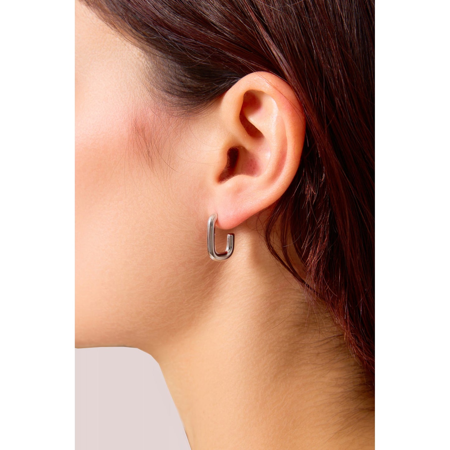 Boucles d'Oreilles en acier inoxydable - Mini Créoles Rectangulaires - argent portées