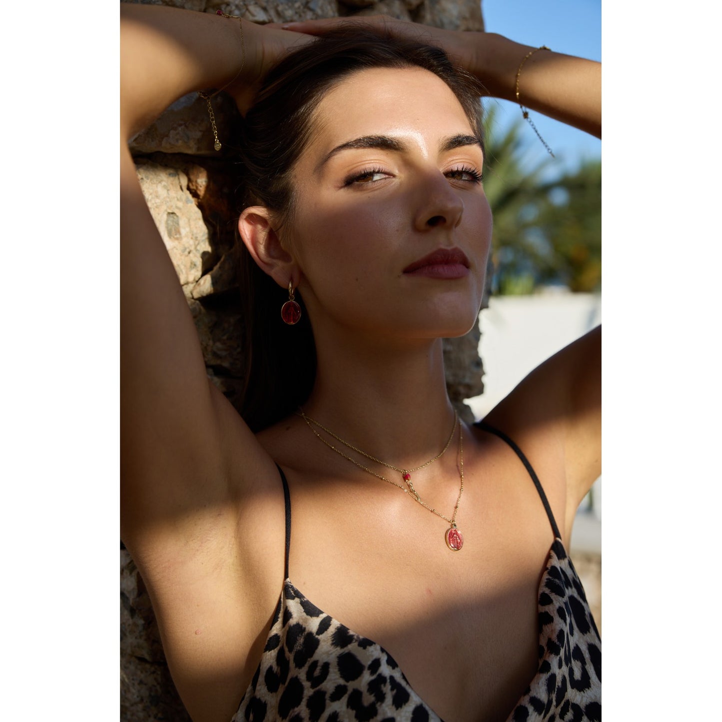 Collier ajustable en acier inoxydable - Pendentif La Rose - or et couleur rouge et vert porté